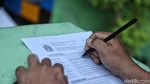 Berebut Kursi SMPN, Ratusan Orang Antre Sejak Pagi