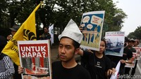 Mereka mendesak Pemprov DKI Jakarta untuk melakukan peninjauan terhadap RTRW DKI Jakarta dan peraturan turunannya. Serta menyelaraskan Raperda RZWP-3-K yang di dalamnya tidak lagi memasukkan agenda reklamasi dengan RTRW DKI Jakarta dan peraturan turunannya.
