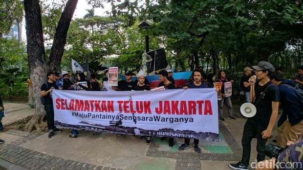 Tolak IMB Reklamasi, Massa Aksi Jalan Mundur ke Balai Kota DKI