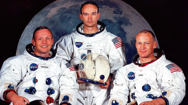 Neil Armstrong, Michael Collins, dan Edwin Aldrin adalah tiga orang yang pertama kali menjejakkan kaki di bulan. 