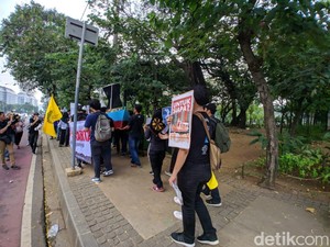 Tolak IMB Reklamasi, Massa Aksi Jalan Mundur ke Balai Kota DKI