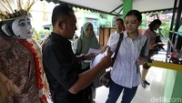 Sejumlah sekolah favorit di Jakarta ramai didatangi orangtua siswa, salah satunya adalah SMAN 8 Jakarta yang telah menyiapkan 1.000 nomor antrean pendaftar.