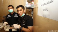 Polisi menunjukkan barang bukti sabu di lokasi rumah yang dijadikan sebagai home industry.