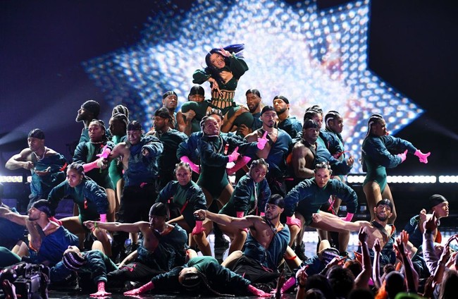 Rapper Cardi B eksis di BET Awards 2019 yang digelar di Los Angeles, California, AS, Minggu (23/6/2019). Selain hadir sebagai nomine, ia juga muncul sebagai penyanyi pembukan ajang penghargaan musik TV hip-hop tersebut. (Foto: Kevin Winter/Getty Images)