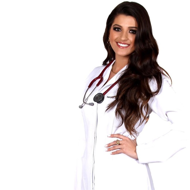 Selain cantik dan seksi Natalia juga merupakan seorang dokter lulusan Universitas Pelotas, Brasil. Foto: Instagram @natalialbecker