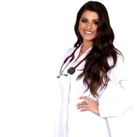 Selain cantik dan seksi Natalia juga merupakan seorang dokter lulusan Universitas Pelotas, Brasil. Foto: Instagram @natalialbecker