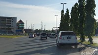 Bicara rambu-rambu, beberapa perangkat peringatan keselamatan yang ada di ruas jalanan Kuching juga cukup melindungi para pengguna jalan. Foto: Luthfi Anshori