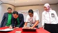 Hal tersebut disepakati melalui penandatanganan Memorandum of Understanding (MOU) antara Telkom dan Grab di Telkom Landmark Tower, Jakarta (24/6). Penandatanganan MOU dilakukan oleh Vice President Marketing Management Telkom, Aulia E. Marinto dan Executive Director Grab Indonesia, Ongki Kurniawan ini disaksikan oleh Direktur Consumer Service Telkom, Siti Choiriana dan President of Grab Indonesia, Ridzki Kramadibrata. Foto: dok. Grab