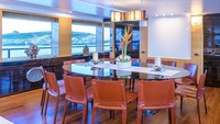 Ada juga ruang makan. Untuk memberi pelayanan terbaik, ada 9 orang kru kapal yang akan meladeni kebutuhan traveler. (yachtcharterfleet.com)
