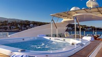 Kapal ini punya beragam fasilitas yang akan memanjakan traveler. Dari mulai jacuzzi, bar, tempat gym, hingga bioskop buat nonton film. (yachtcharterfleet.com)