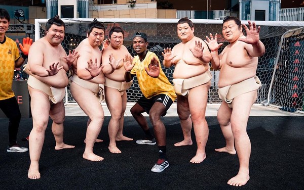 Pemain Manchester United yang santer dibicarakan bakal pindah ke Real Madrid, Paul Pogba berfoto bersama para pesumo saat jalan-jalan ke Jepang (Instagram/paulpogba) Pemain Manchester United yang santer dibicarakan bakal pindah ke Real Madrid, Paul Pogba berfoto bersama para pesumo saat jalan-jalan ke Jepang (Instagram/paulpogba)