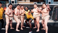 Pemain Manchester United yang santer dibicarakan bakal pindah ke Real Madrid, Paul Pogba berfoto bersama para pesumo saat jalan-jalan ke Jepang (Instagram/paulpogba)