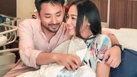 Whulan begitu bahagia memeluk anak pertamanya bersama Nik Ibrahim. Anak laki-laki Whulan ini diberi nama Nik Zayn Nik Ibrahim. Foto: Instagram whulandary