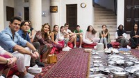 Traveler bisa juga melihat berbagai jejak perdagangan DUbai di Al Fahidi Historical Neighborhood. Di sini ada menara angin, bangunan batu gips dan karang yang ikonik. Ada juga sejumlah galeri seni dengan berbagai karya seperti kaligrafi hingga seni modern (Dubai Tourism)