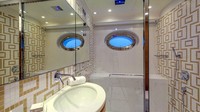 Kamar mandinya juga mewah, seperti hotel berbintang, padahal traveler sedang berada di atas lautan. (yachtcharterfleet.com)