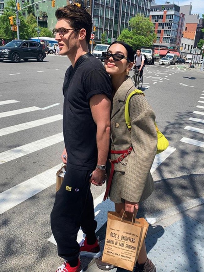 Anwar Hadid dikabarkan pindah keyakinan demi kekasihnya sekarang, penyanyi Dua Lipa. Anwar dan Dua Lipa berpacaran sejak Juni 2019 ini. Foto: Dok. Instagram/dualipa