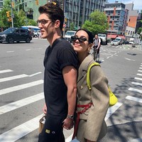 Anwar Hadid dikabarkan pindah keyakinan demi kekasihnya sekarang, penyanyi Dua Lipa. Anwar dan Dua Lipa berpacaran sejak Juni 2019 ini. Foto: Dok. Instagram/dualipa