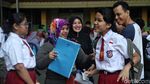 Berebut Kursi SMPN, Ratusan Orang Antre Sejak Pagi