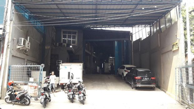 Para pelaku datang membawa senjata tajam berupa samurai.