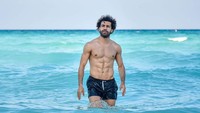 Mohamed Salah, ujung tombak Liverpool baru-baru ini mengisi liburannya dengan main-main di pantai sampai memancing. Tidak disebutkan di mana lokasinya (Instagram/mosalah)