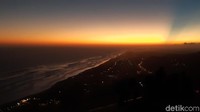 Bisa dibilang, bukit ini lebih populer karena sunset dibandingkan paralayangnya. Para pengunjung datang dan duduk untuk menanti senja eksotis Parangtritis. Bonauli/detikcom)