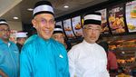 Momen Raja Malaysia Mengantre di Restoran Cepat Saji