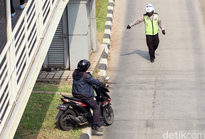 Sejumlah pengendara motor yang menerobos jalur busway ditilang polisi. Seperti apa penampakannya?