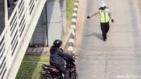 Sejumlah pemotor yang nekat menerobos jalur busway ditilang oleh polisi di Jakarta, Senin (24/6/2019).