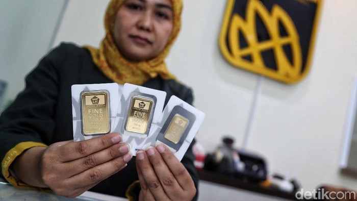 Logam mulia atau emas batangan milik PT Aneka Tambang Tbk (Antam) hari ini dijual Rp 702.000/gram. Harga ini terbesar dalam sejarahnya.