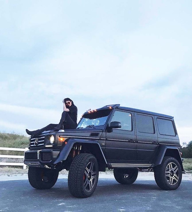 Kylie Jenner juga punya G Wagon berwarna hitam. (Foto: Instagram/@kyliejenner)