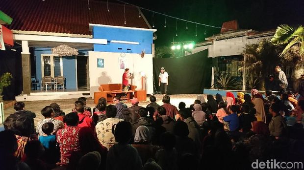 Seni Sandiwara di Tulungagung Pada era 90-an seni pertunjukan ketoprak, ludruk hingga kentrung menjadi favorit masyarakat Tulungagung dan sekitarnya. Untuk membangkitkan kembali seni teater tradisional, sebuah kelompok seniman menggelar sandiwara berbahasa jawa keliling desa.