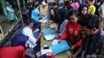 Berebut Kursi SMPN, Ratusan Orang Antre Sejak Pagi