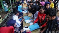 Para pendaftar rela mengantre berjam-jam untuk memasukkan berkas pendaftaran dalam sistem zonasi. 