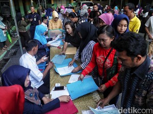 Sisi Lain PPDB DKI: Ortu Antre Pagi Buta hingga Rela Bolos Kerja