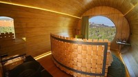 Bentuknya seperti tong yang biasa digunakan untuk menyimpan wine. Di bagian belakangnya, ada jendela kaca yang menampilkan pemandangan indah kebun anggur. (booking.com)