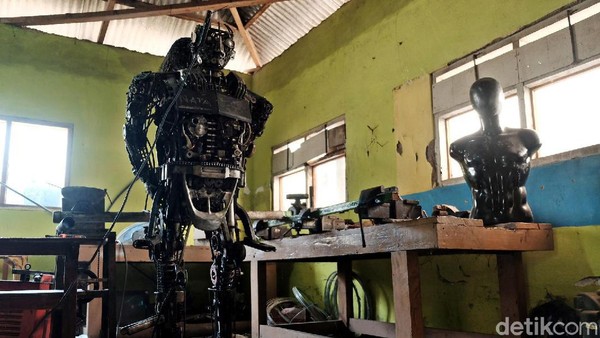 Ini Penampakan Patung Robot Polisi Karya Siswa SMK di Karawang