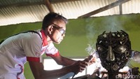 Robot setinggi 175 cm dan lebar 80 cm ini tersusun dari per mobil, rantai motor, baut, gear, plat besi, busi, hingga fork motor.