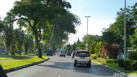 Meski secara umum kondisi lalu lintas di Kuching bisa dikatakan cukup tertib, tetap saja ada banyak kekurangan di kota yang punya ikon hewam kucing ini. Misalnya mobil yang banyak terparkir di tepi jalan umum, bahkan hingga trotoar. Yang kayak gini jangan ditiru ya, detikers! Foto: Luthfi Anshori