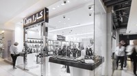 Jangan lupa juga untuk berbelanja ya! Suvenir yang terkenal di dubai adalah liontin emas yang dibuat eksklusif untuk pembeli. Traveler bisa ke Cara Jewellers di Gold Soul, atau Gold and Diamond Park (Dubai Tourism)
