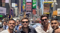 Bernardo Silva (paling kiri) yang juga pemain Manchester City, asyik jalan-jalan berkeliling Negeri Paman Sam, AS. Ini fotonya di Times Square, New York (Instagram/bernardocarvalhosilva)