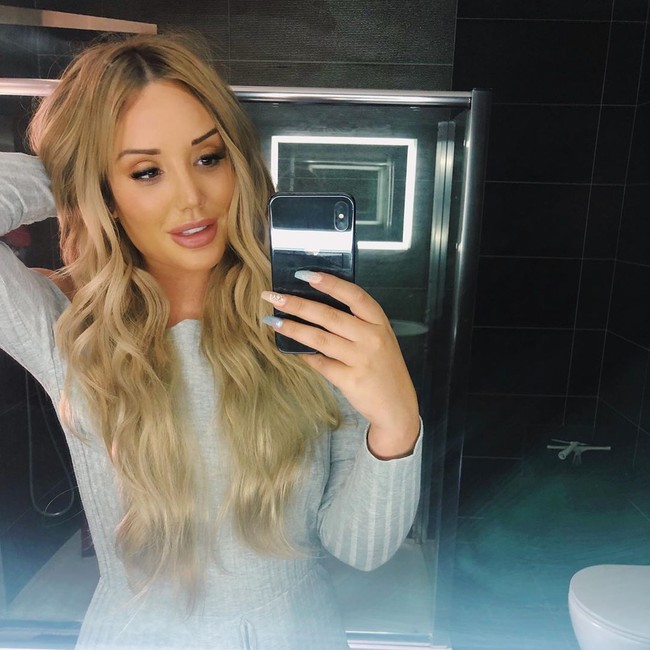 Pada Mei lalu, Charlotte melepas implan payudaranya dan kembali ke ukuran normalnya. Dalam beberapa minggu sebelum menjalani pelepasan implan, wanita yang dijuluki ratu reality show itu merasa kesakitan pada bagian dadanya.  Foto: Instagram