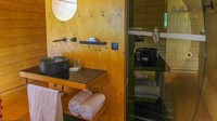 Kamar yang terbuat dari kayu ini juga dilengkapi kamar mandi yang nyaman. Ada juga AC dan WiFi biar traveler tetap bisa update media sosial. (booking.com)