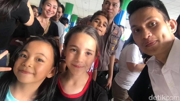 Kehebohan Saat YouTuber AS yang Fasih Bahasa Manado Pulang Kampung