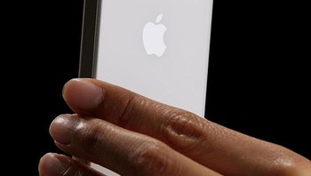 Namun, iPhone 4 ternyata sama sekali bukan smartphone sempurna. Belakangan diketahui bahwa saat digenggam dengan cara tak pas, ponsel ini bisa sulit dapat sinyal. (Foto: Justin Sullivan/Getty Images)