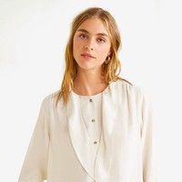 Mango pun menyediakan blus putih dengan beragam detail dan potongan. Untuk Anda yang ingin membeli blus yang fleksibel untuk digunakan ke berbagai kesempatan dapat melirik Tie-Neck Blouse yang sedang diskon dari Rp 700 ribu menjadi Rp 650 ribuan. Foto: Zalora