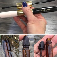 Make-up item yang satu ini bisa mempertebal bulu mata sehingga wajah terlihat cantik. Kemasan maskara dari tahun 1940-an ternyata juga tidak jauh beda dari sekarang ya? (Foto: Istimewa)