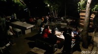 Banyak juga pengunjung yang nongkrong sampai malam (Bonauli/detikcom)