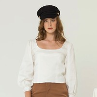 Sejumlah brand lokal menawarkan blus putih yang simpel untuk hangout bahkan kerja. Merek Dear Solange menyediakan Atticus Top yang dijual Rp 420 ribu ini. Bawahan ini pun bisa dipadukan dengan rok sepan atau celana berpotongan lurus untuk ke kantor. Foto: Bobobobo