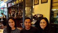 Makan bareng teman juga jadi agenda Whulan lho. Ia tampak menikmati waktu bersama teman-temannya. Foto: Instagram whulandary