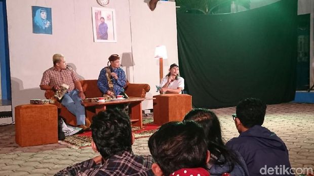 Pada era 90-an seni pertunjukan ketoprak, ludruk hingga kentrung menjadi favorit masyarakat Tulungagung dan sekitarnya.  Untuk membangkitkan kembali seni teater tradisional, sebuah kelompok seniman menggelar sandiwara berbahasa jawa keliling desa.